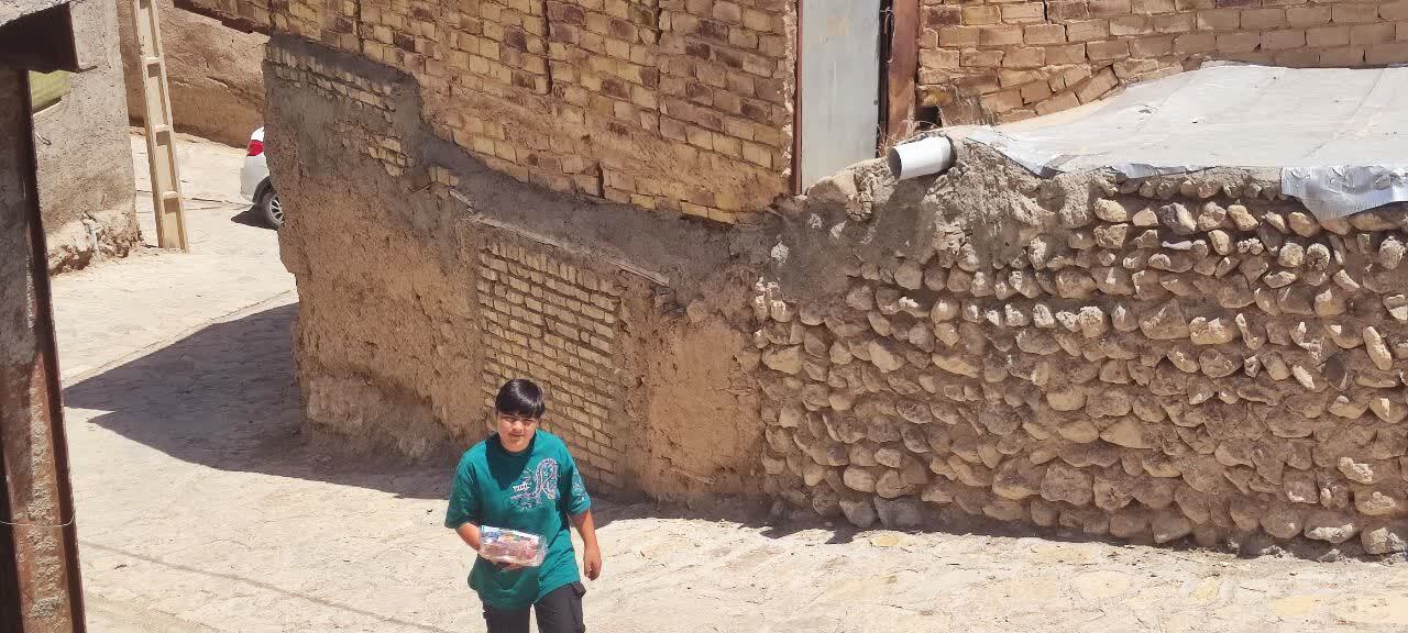 توزیع گوشت نذری بین نیازمندان