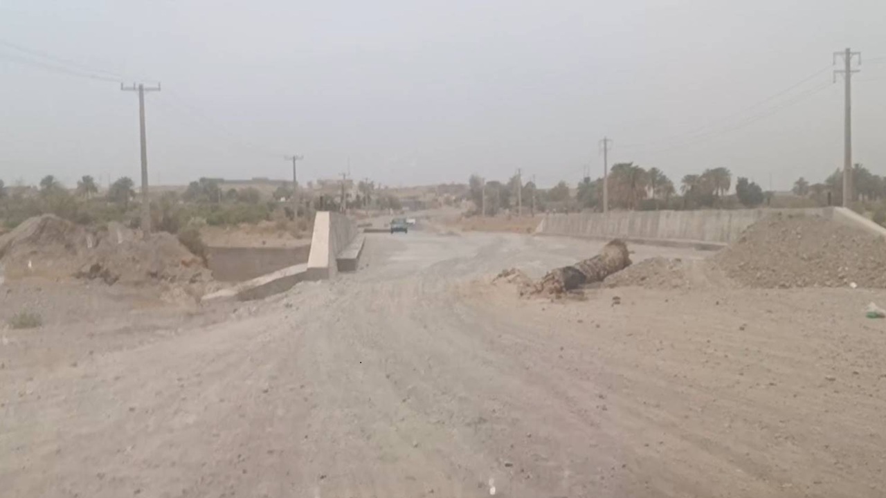 ترمیم و مرمت آسفالت فرسوده روستای انجیرک در گرو بودجه + فیلم