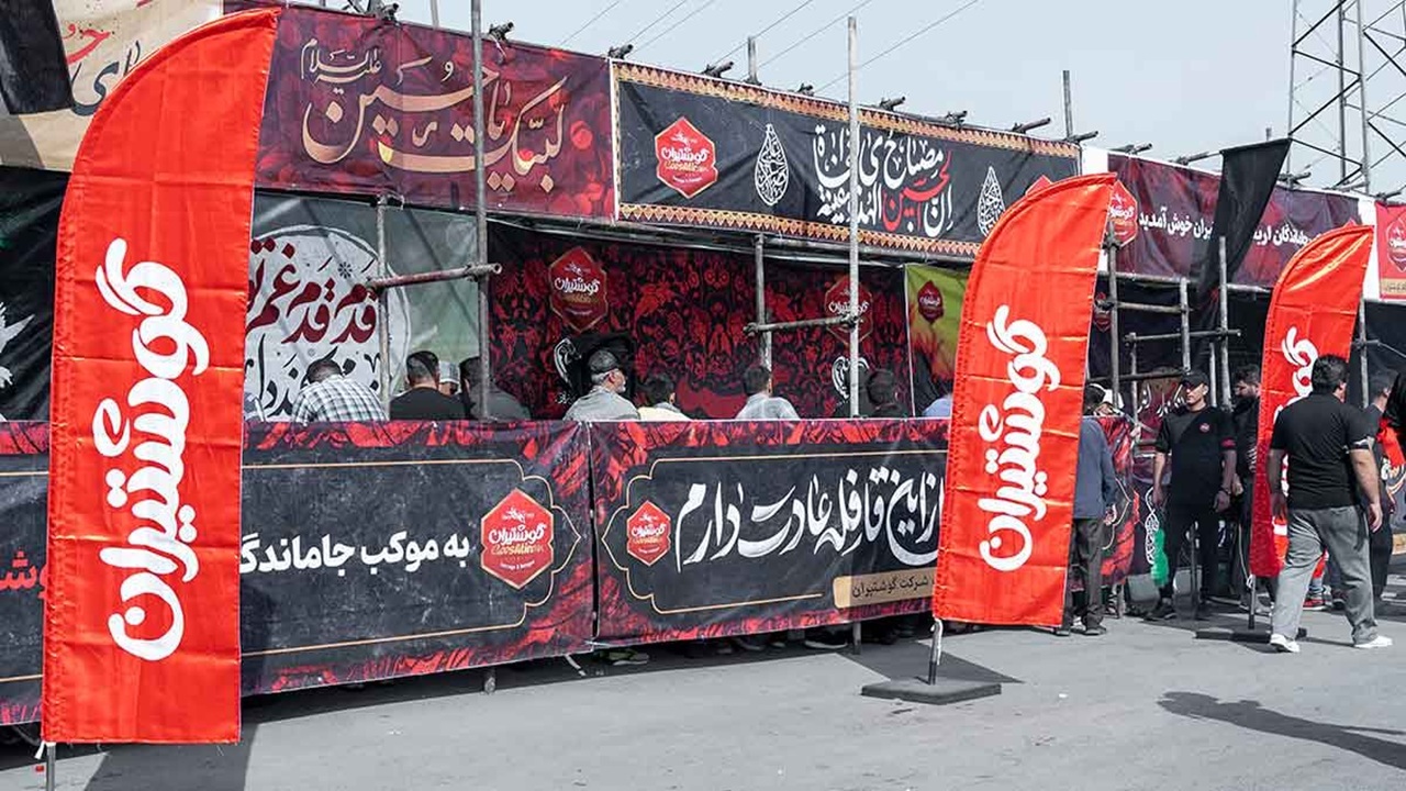 کوچکترین موکب دار پیاده روی اربعین در مسیر نجف تا کربلای معلی + عکس