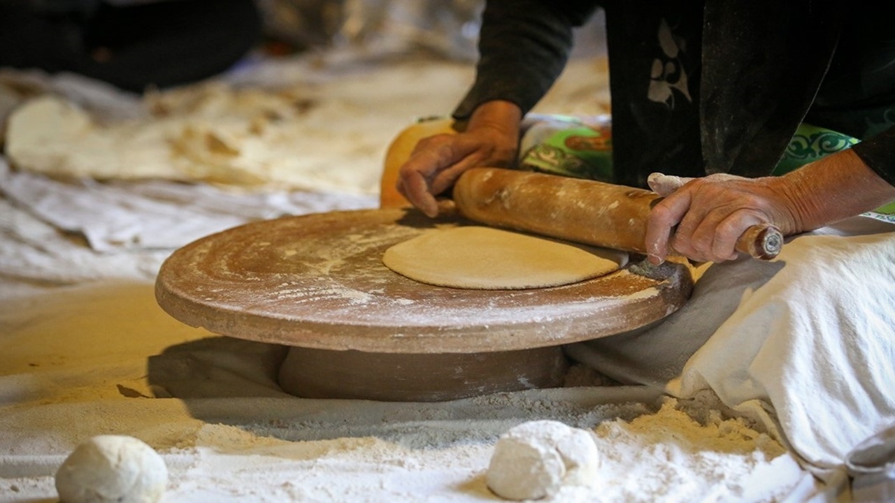 گوشه‌هایی از عشق و دلدادگی عاشقان اباعبدالله الحسین (ع) با پخت نان صلواتی در نجف