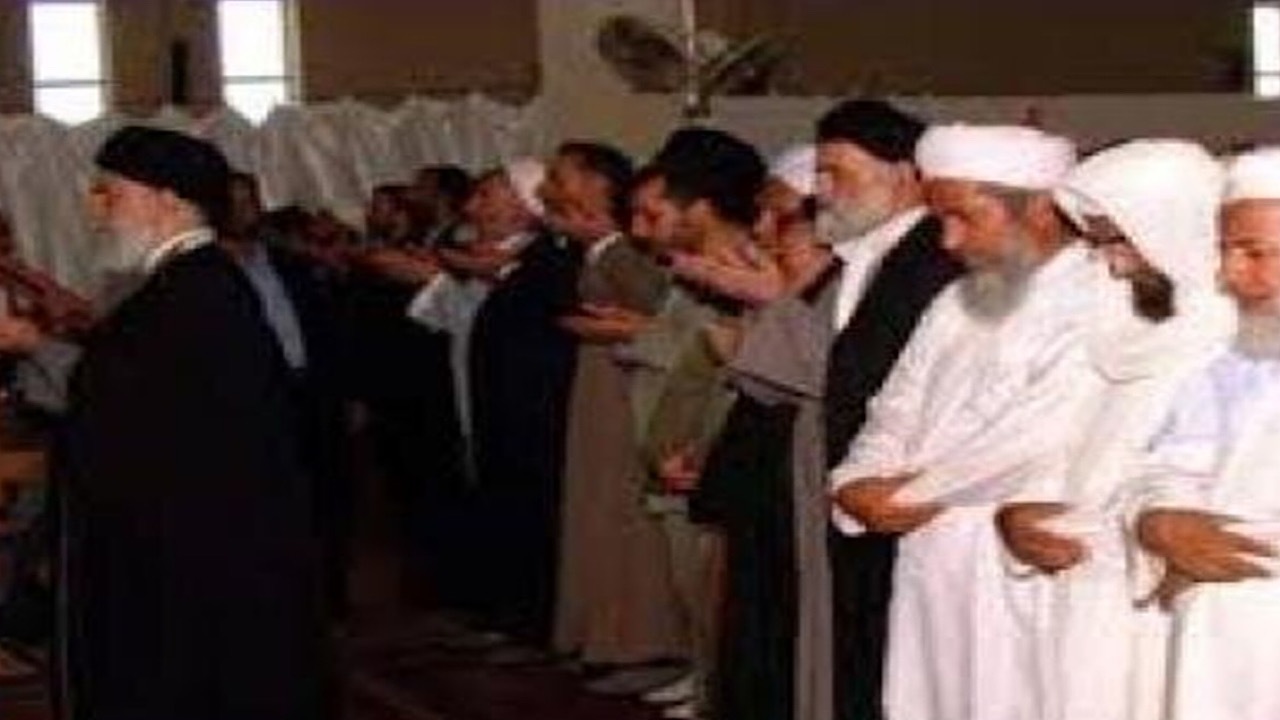تفاوت شیوه نماز شیعه و اهل سنت ریشه در تغییرات پس از پیامبر دارد