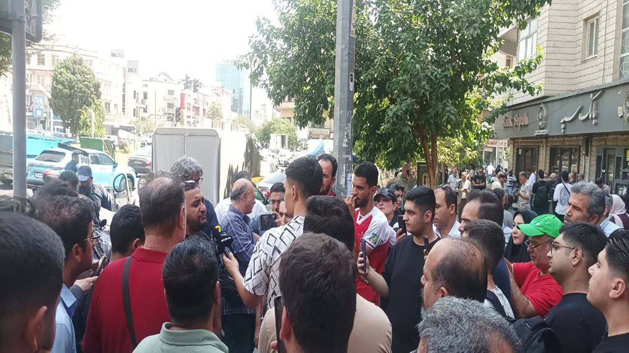 اعتراض هواداران پرسپولیس به نقل و انتقالات در مقابل ساختمان مالک
