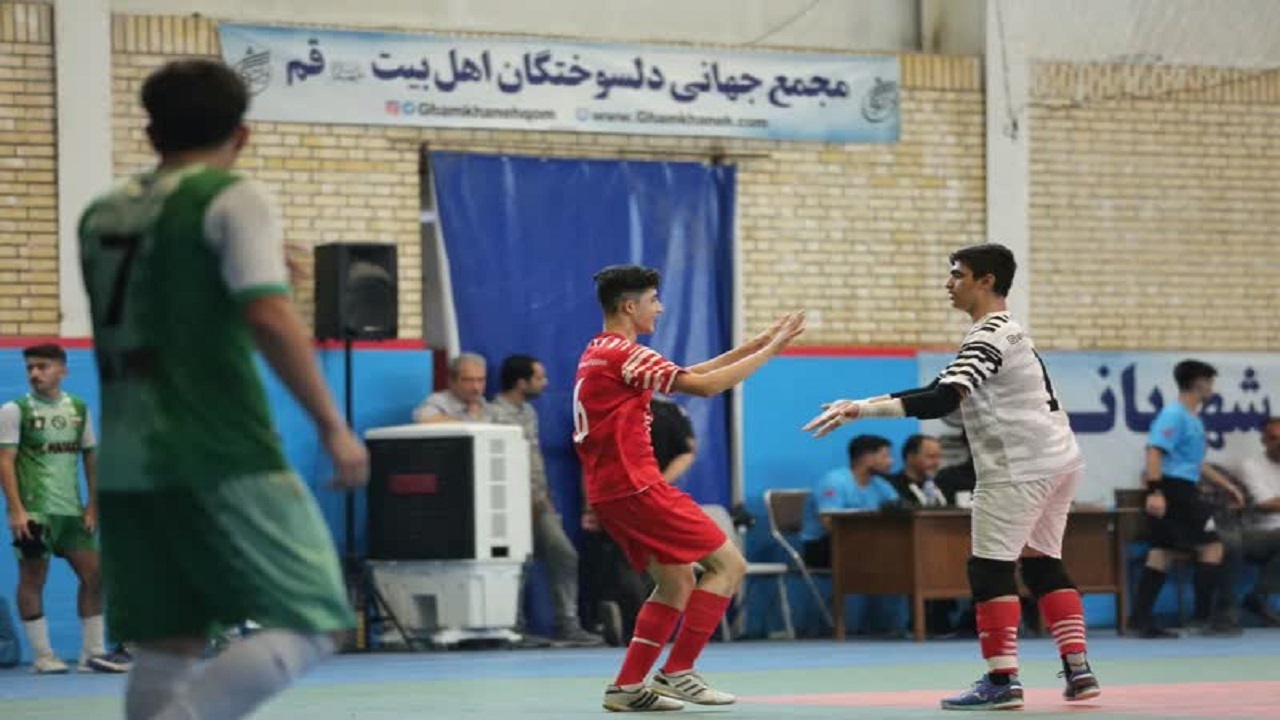 دلسوختگان قم جام قهرمانی را بالای سر برد