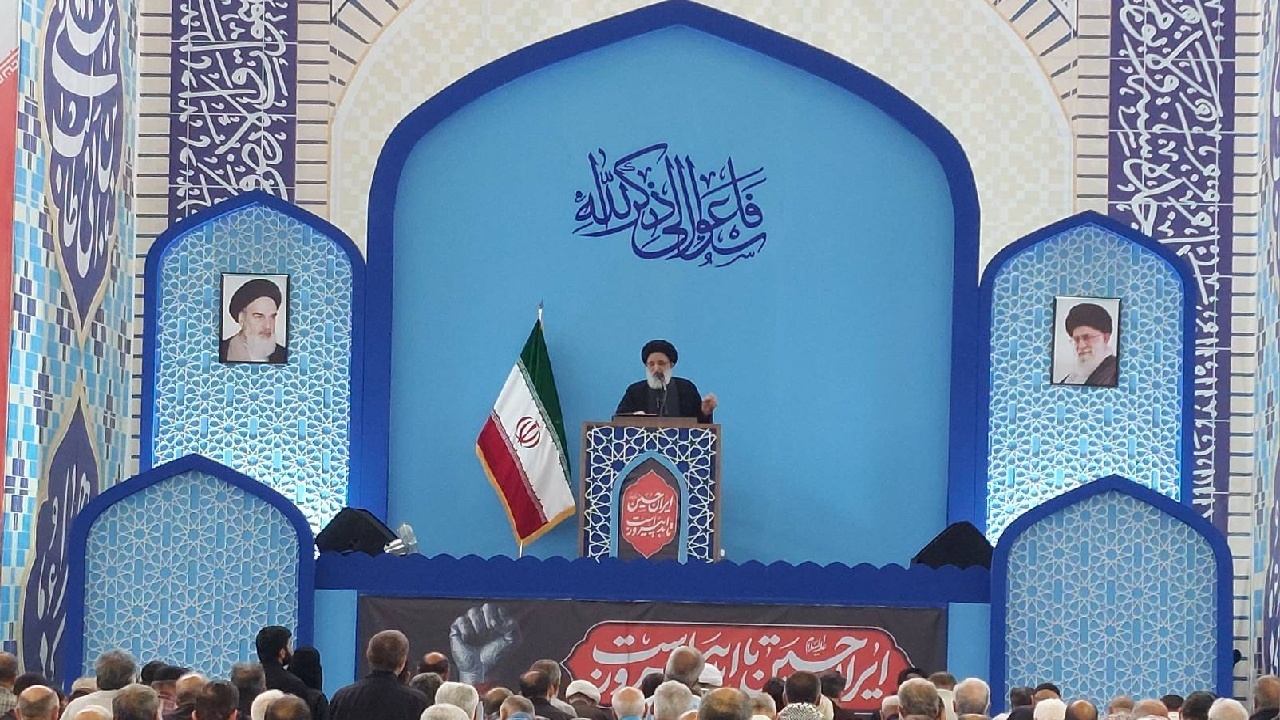 مردم ایران همیشه با تمام مشکلات در مقابل بیگانگان ایستاده‌اند