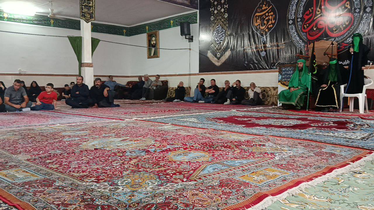 قابی از اهدای جوایز به تعزیه خوانان سوگواره آئینی و سنتی در آوج