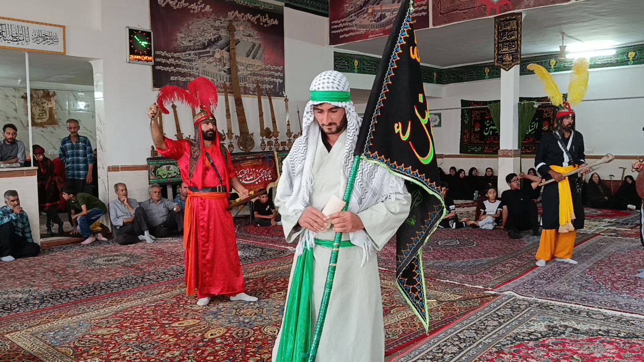 قابی از اهدای جوایز به تعزیه خوانان سوگواره آئینی و سنتی در آوج