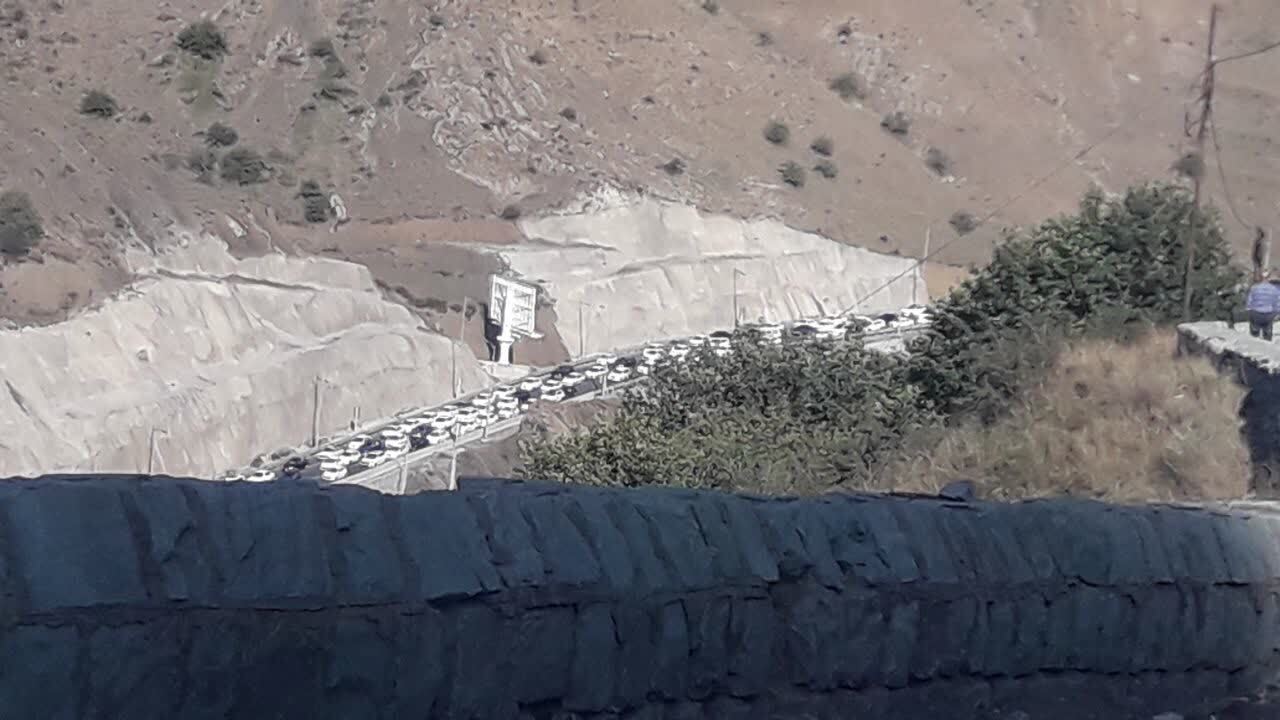 نمایی از ازدحام جمعیت و شلوغی در جاده های شمالی