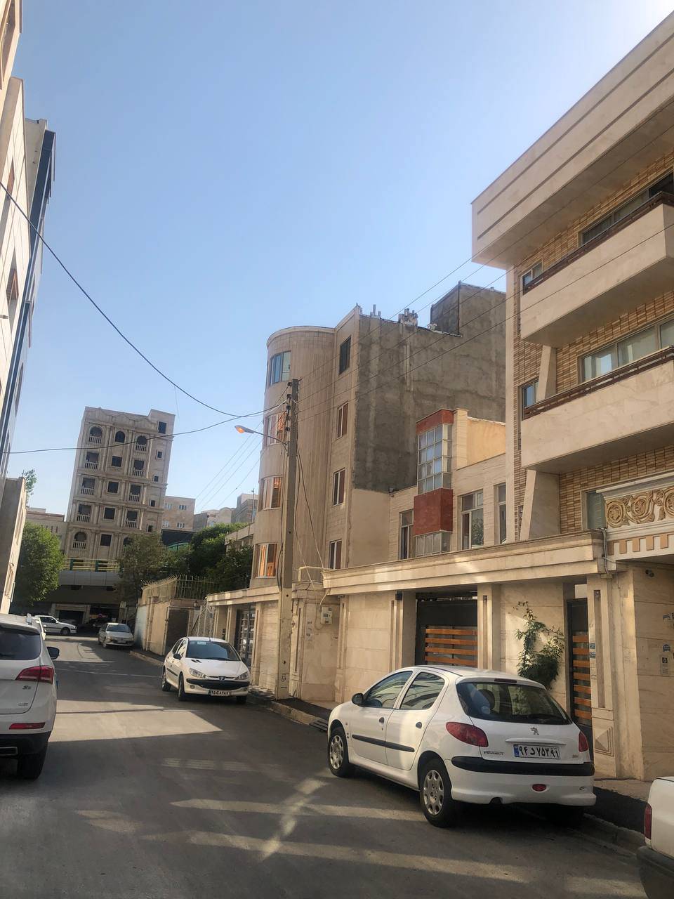 روشن ماندن تیر چراغ برق در روز