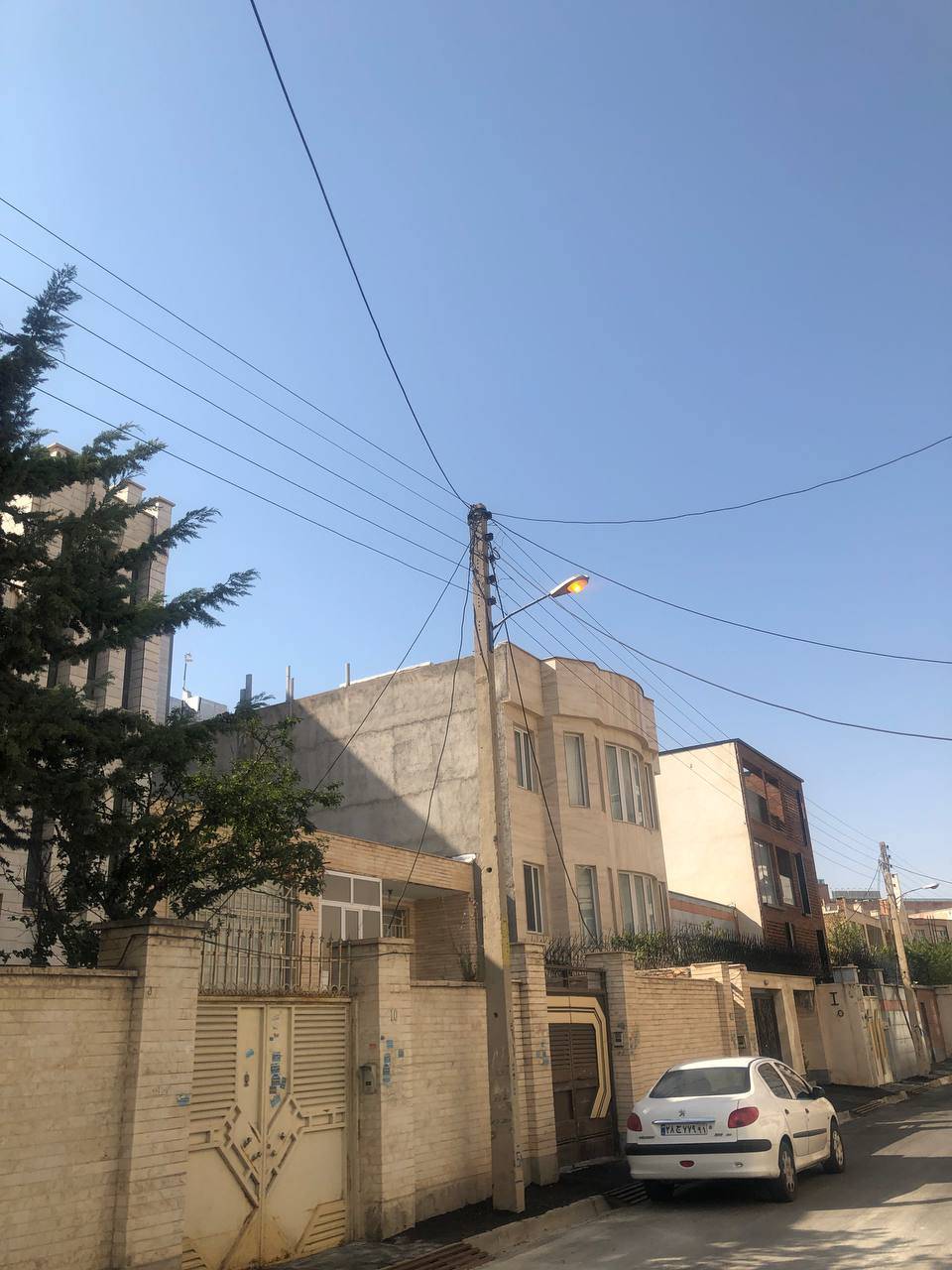 روشن ماندن تیر چراغ برق در برخی از معابر اردبیل به هنگام روز