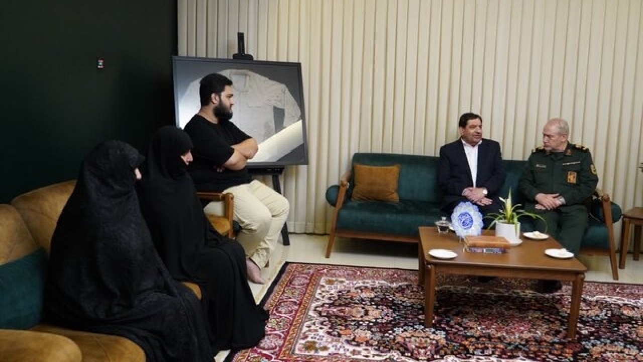 دیدار مخبر با خانواده شهید سرلشکر حاجی‌زاده