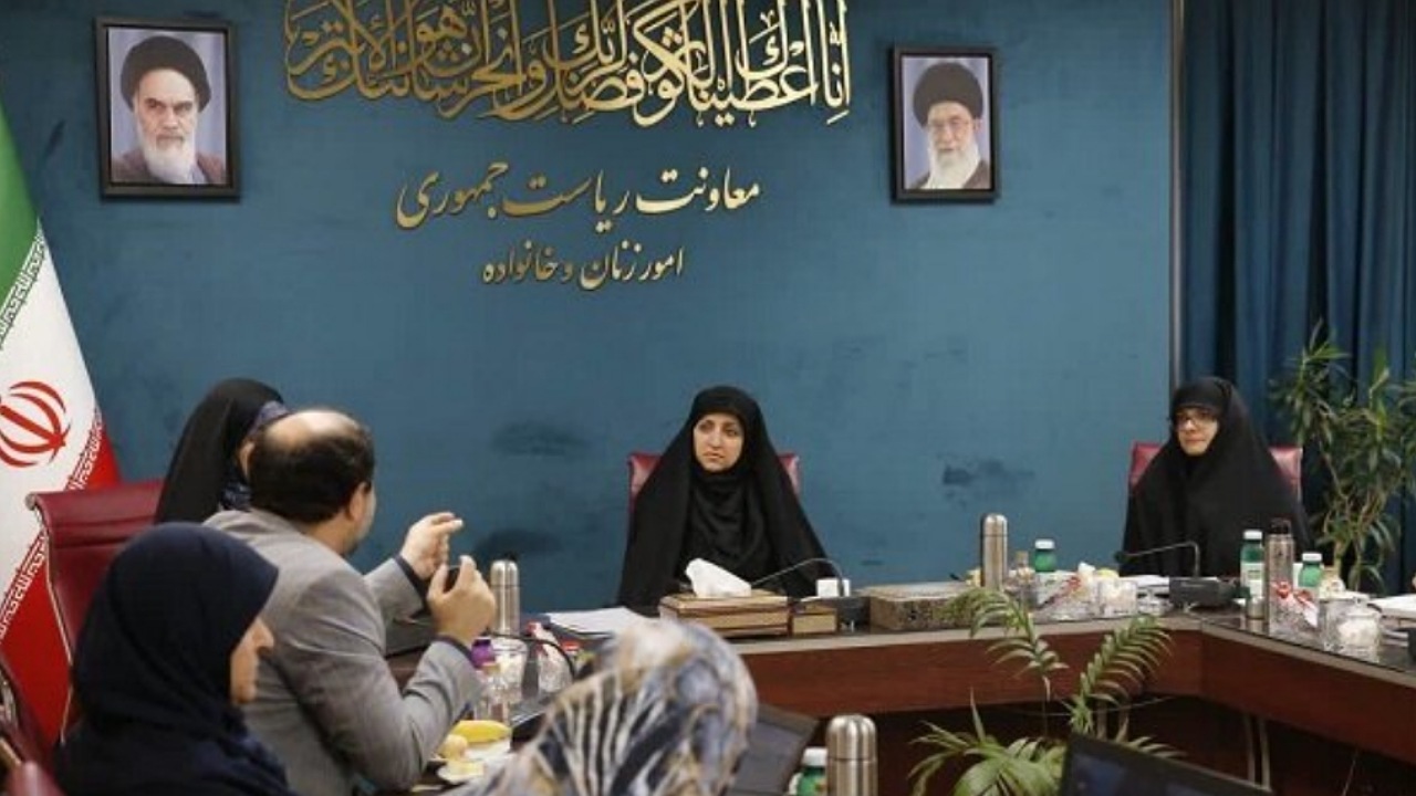 بهروزآذر: جهاد دانشگاهی به تجاری‌سازی تولیدات زنان کمک کند