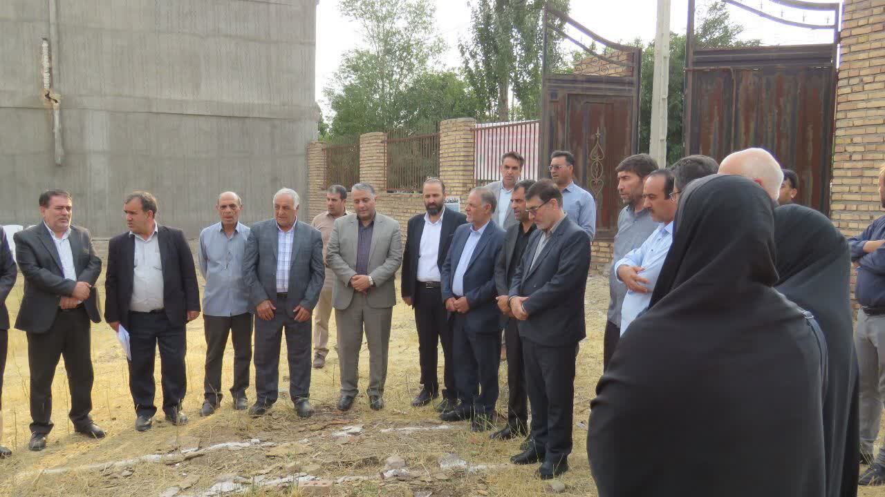 آيئن کلنگ زنی مدرسه