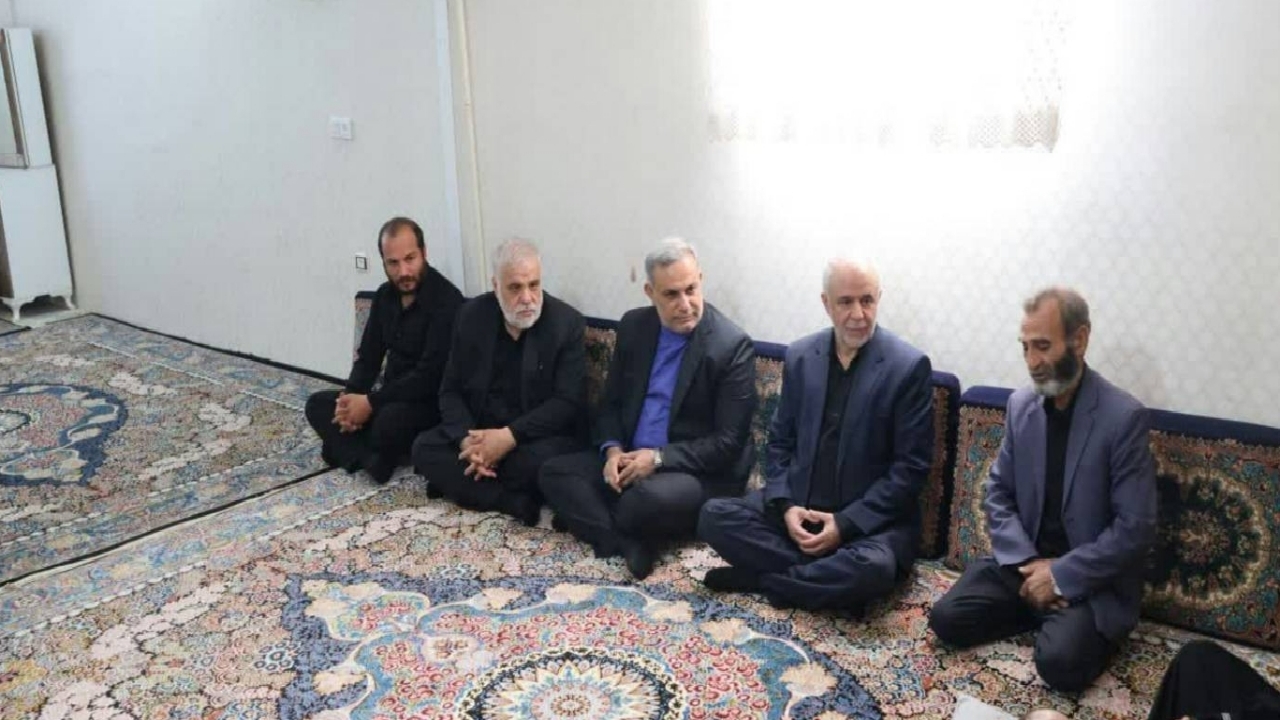 دیدار رئیس بنیاد شهید با خانواده شهدای دفاع مقدس ۱۲ روزه