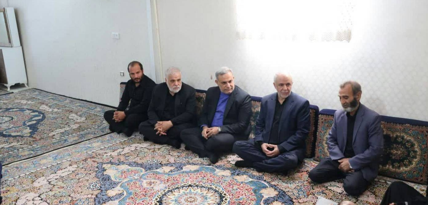 دیدار رئیس بنیاد شهید و امور ایثارگران با خانواده شهدای دفاع مقدس ۱۲ روزه