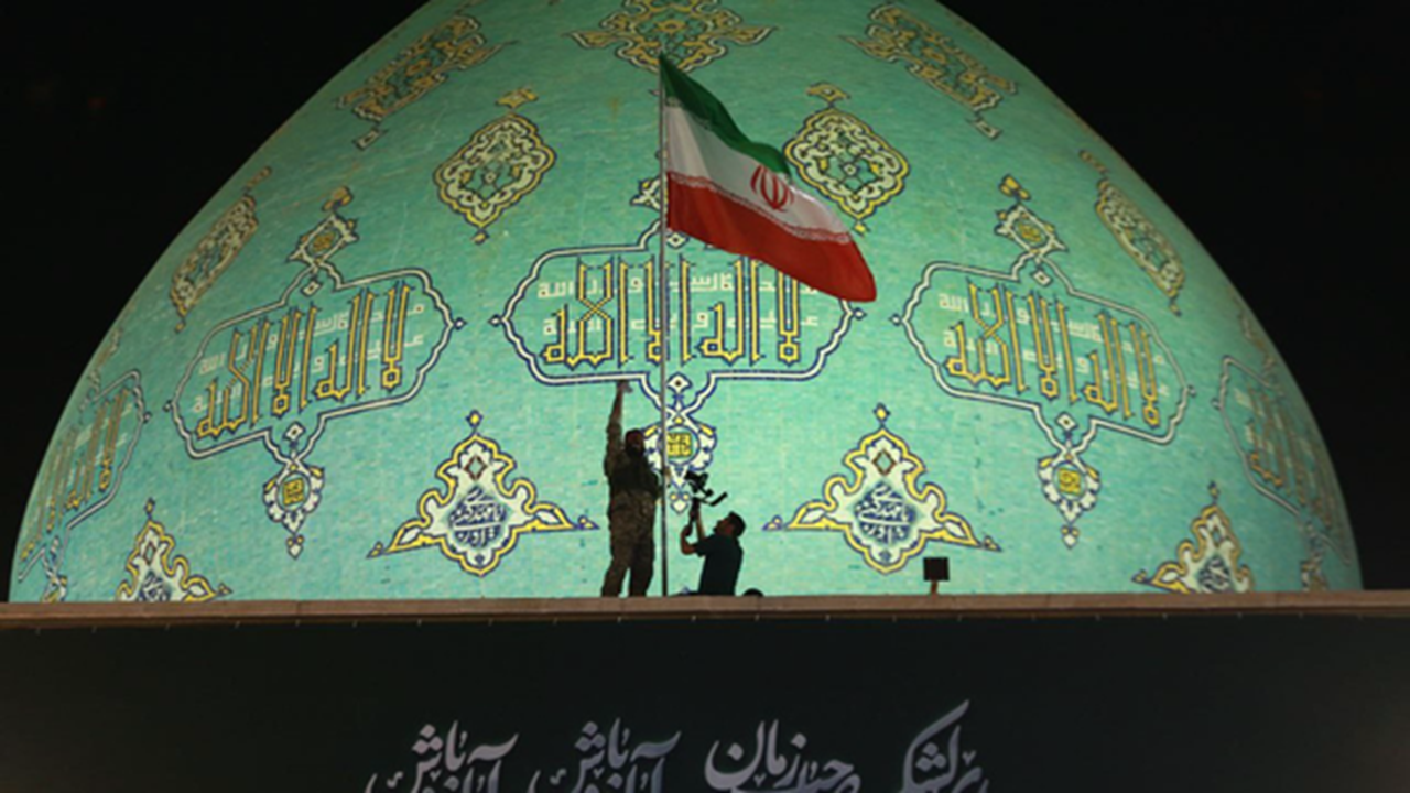 رجزخوانی حماسی در لحظات اهتزاز پرچم ایران بر پیشانی مسجد مقدس جمکران + فیلم