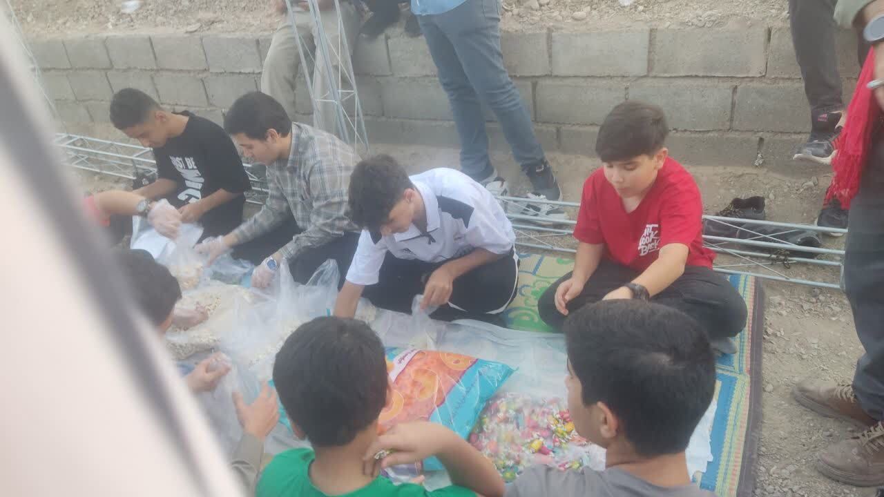 عشق و دلدادگی جوانان قم به حضرت مهدی موعود(عج) با برپایی ایستگاه صلواتی
