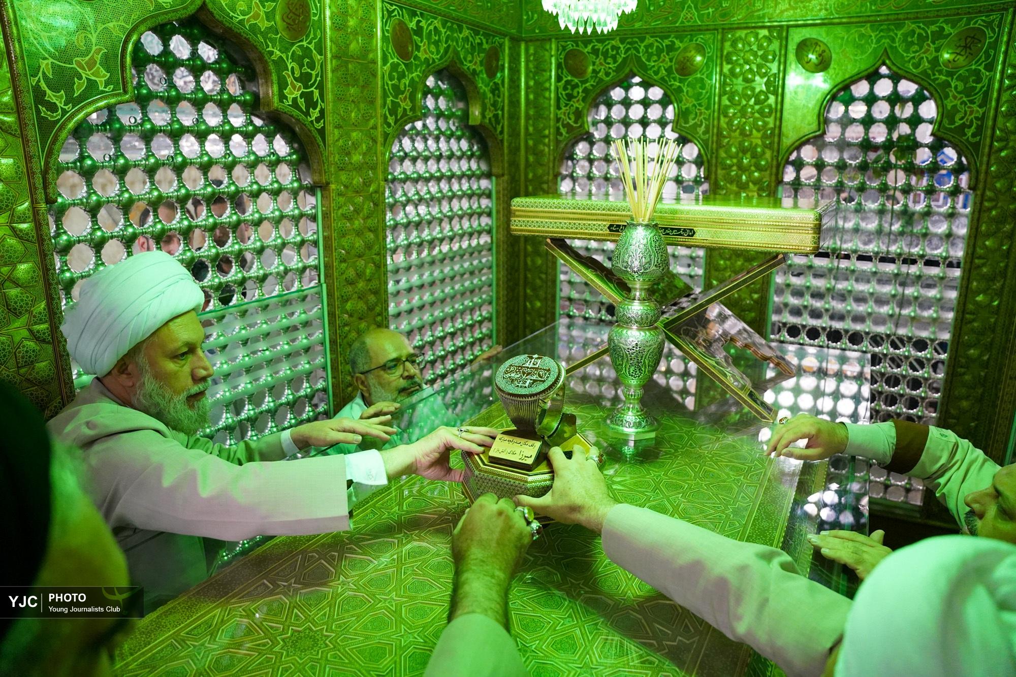 غبارروبی و عطرافشانی حرم مطهرحضرت احمدبن موسی (ع) + تصاویر