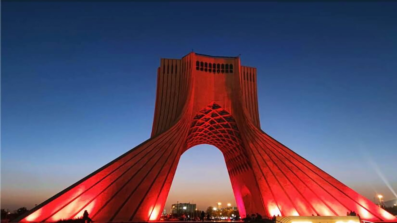 برج آزادی قرمز شد