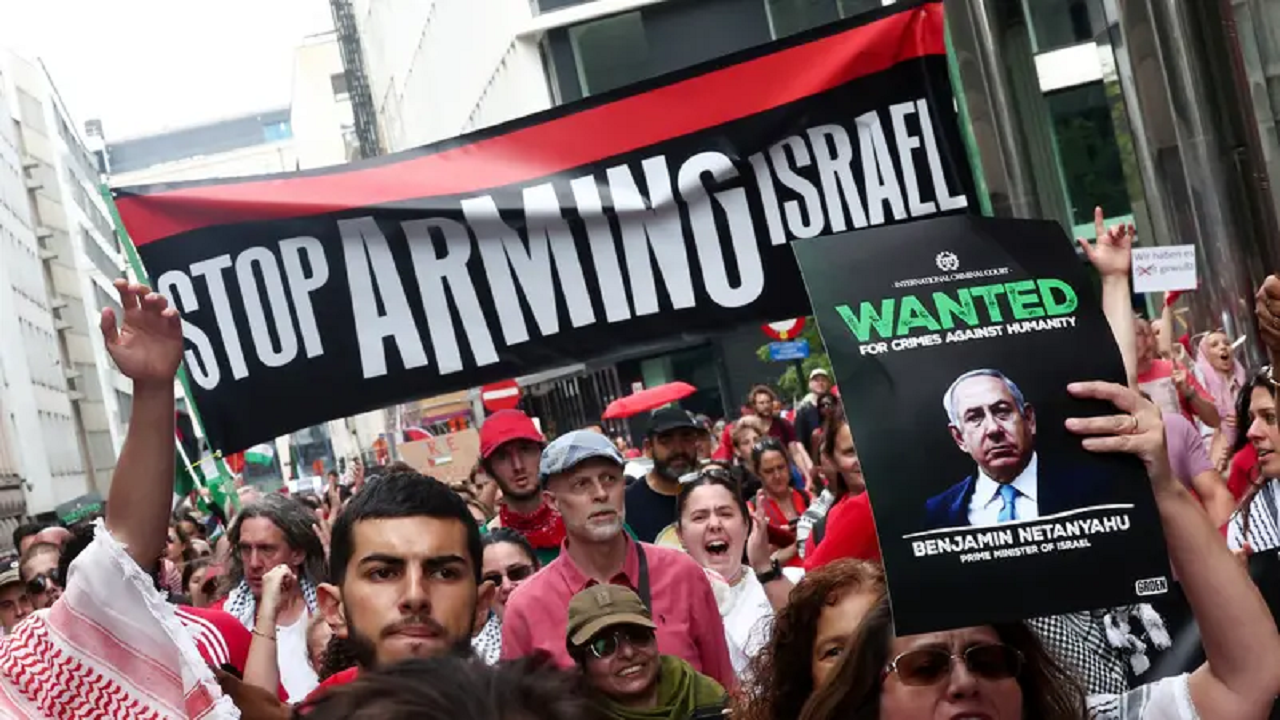 صد‌ها طرفدار فلسطین خارج از نمایشگاه تسلیحات لندن تجمع کردند