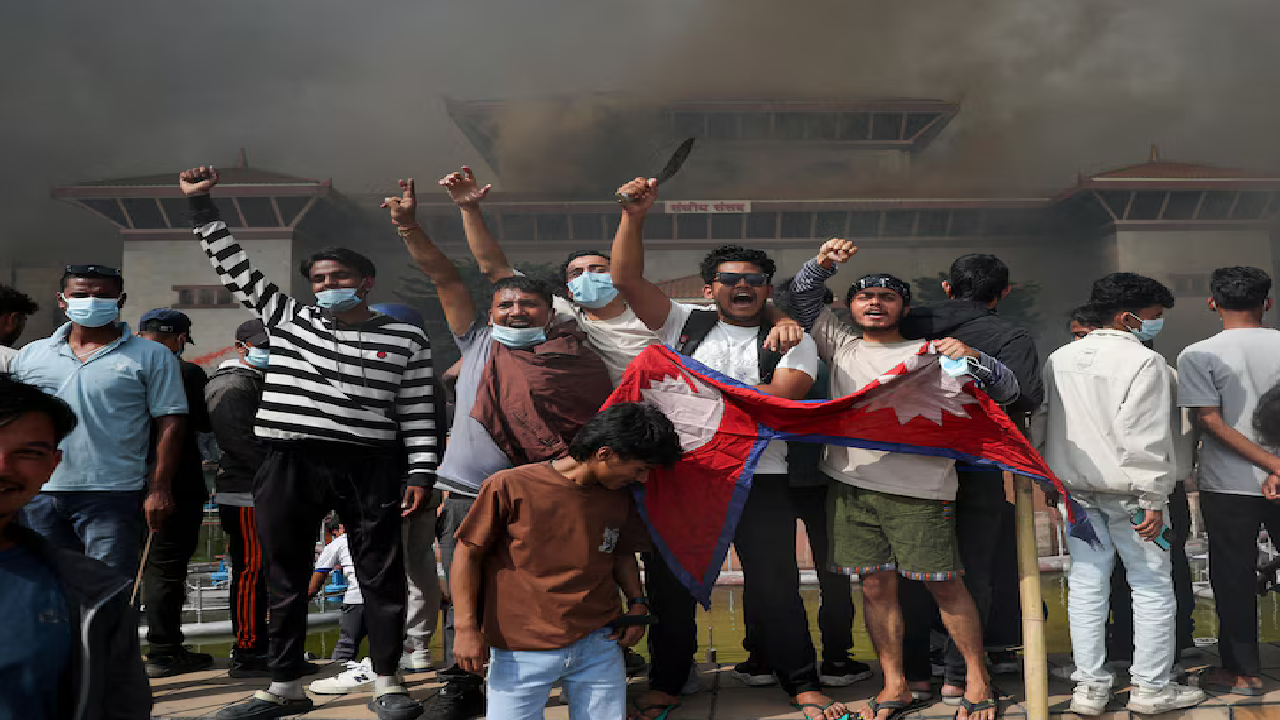 نپال زیر تیغ خشم نسل Z: وقتی فیلترینگ و آقازاده‌ها کشور را شعله‌ور کردند