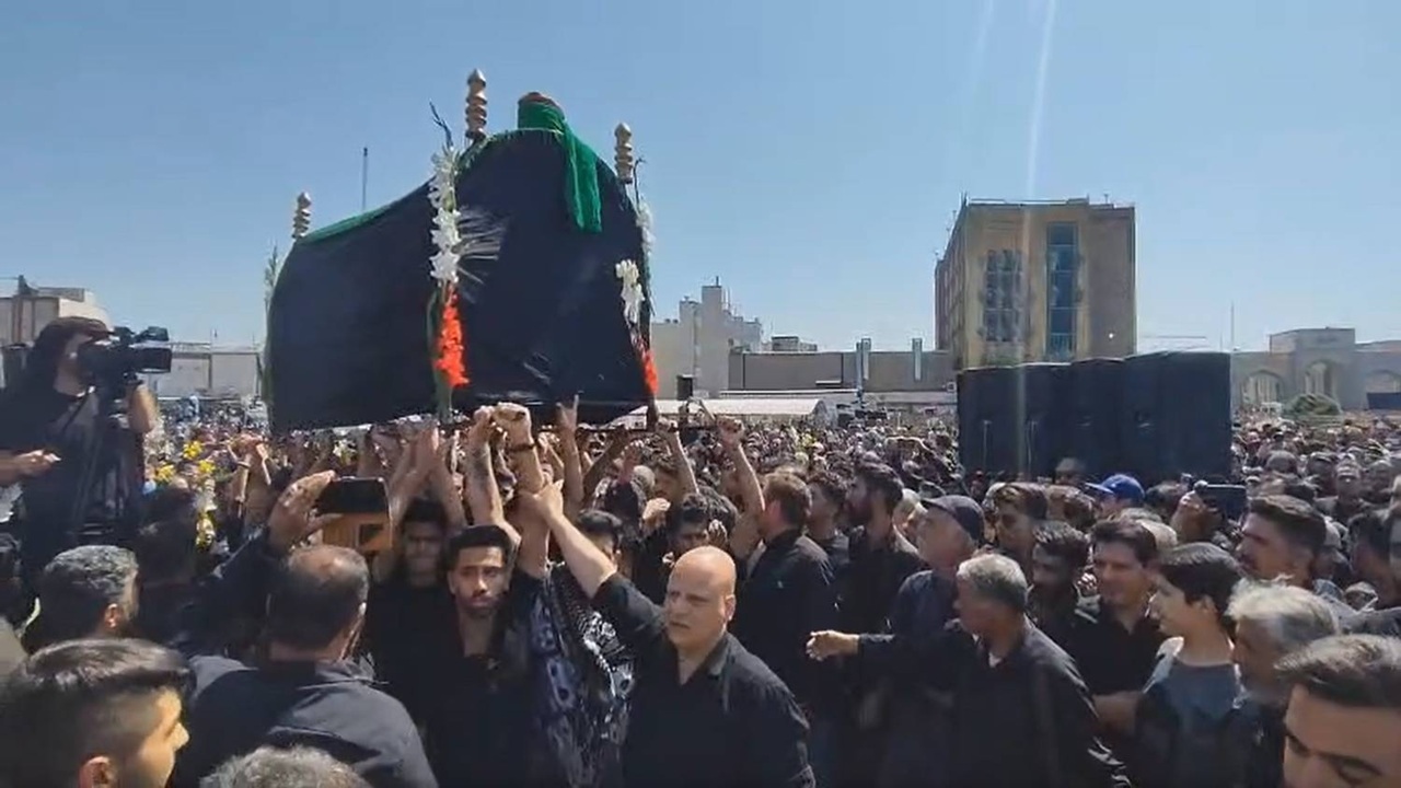 مراسم نمادین تشیع جنازه امام رضا (ع) در. مشهد + فیلم