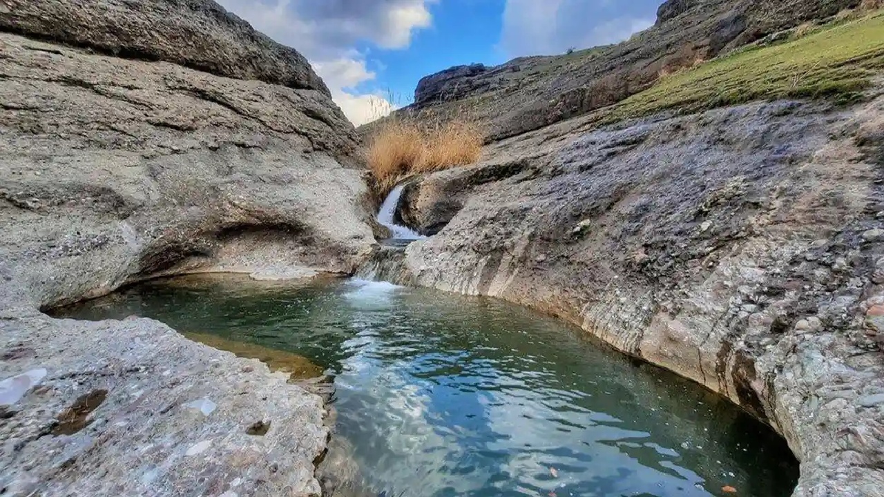 پارک آبشار طلایی خرم آباد در آغوش غفلت؛ طبیعت بکر یا زباله‌دانی؟