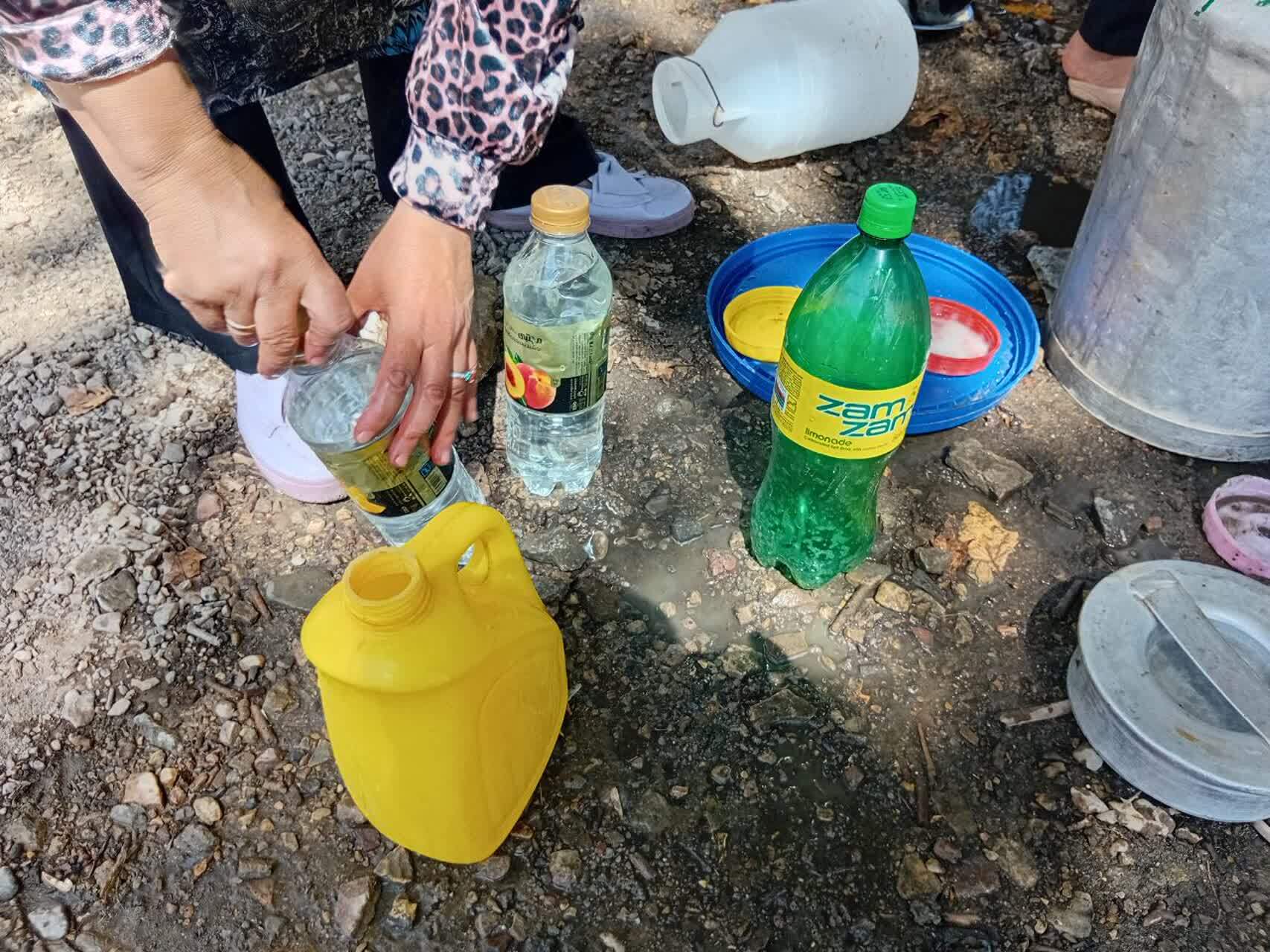 قطعی مکرر آب اهالی روستای جهان را به دردسر انداخت + عک