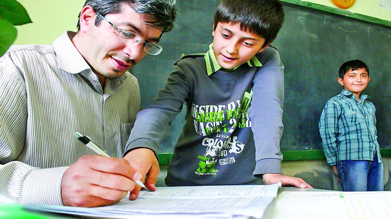 معلمان مهرآفرین همچنان چشم انتظار تبدیل وضعیت