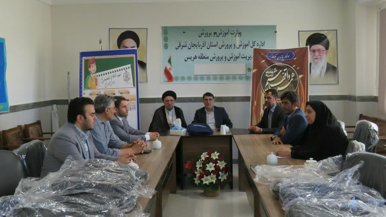 اهدای ۶۰ بسته لوازم التحریر به دانش آموزان هریس