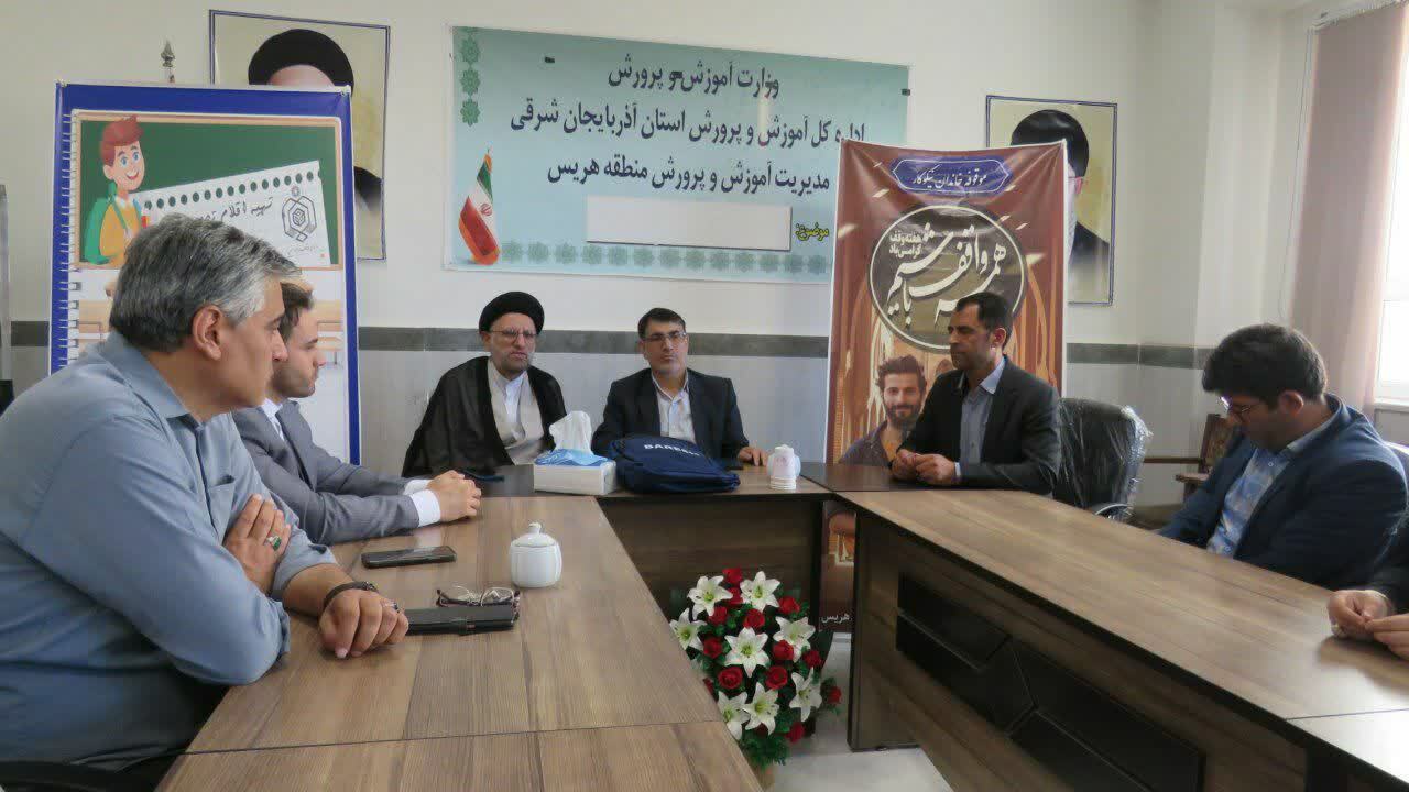 اهدای ۶۰ بسته لوازم التحریر به دانش آموزان هریسی