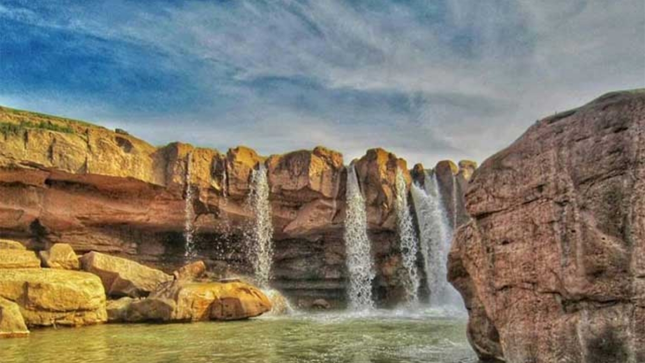 آبشار شگفت‌انگیز افرینه؛ نگین طبیعت لرستان در دل کوهستان