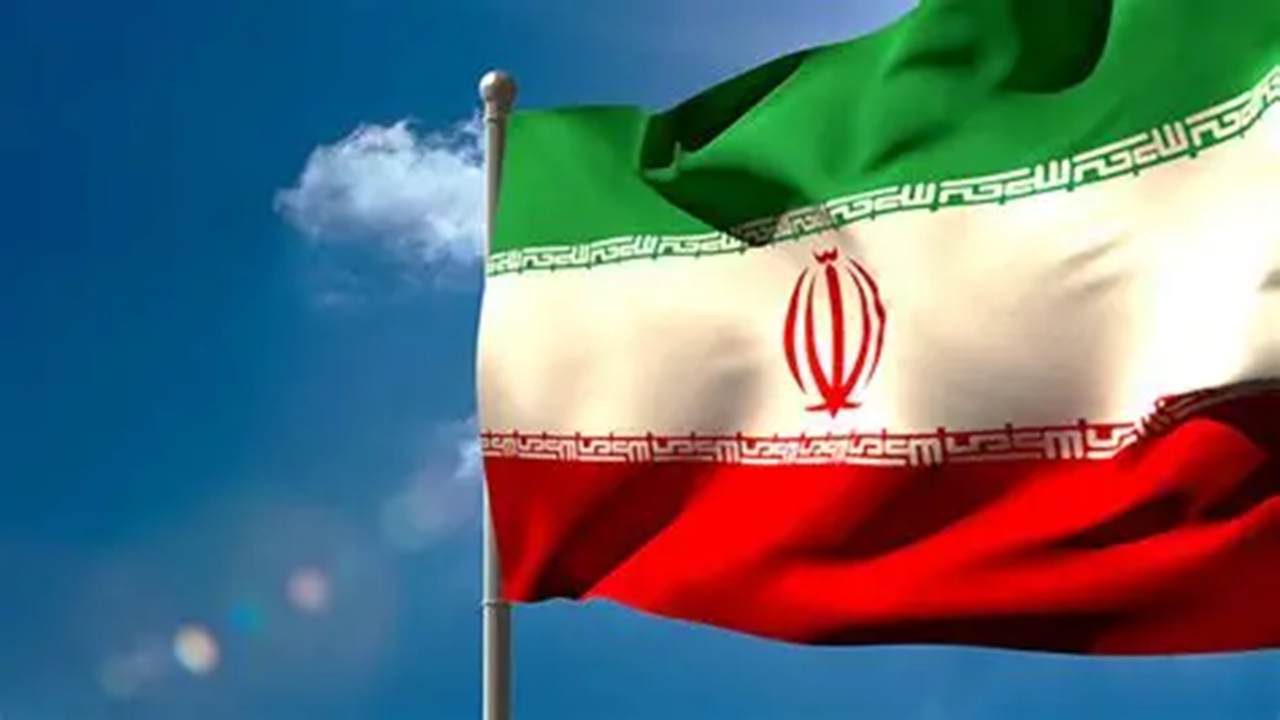 اهتزاز پرچم مقدس جمهوری اسلامی ایران و ترسیم نقشه ایران در مدارس تولمات + عکس