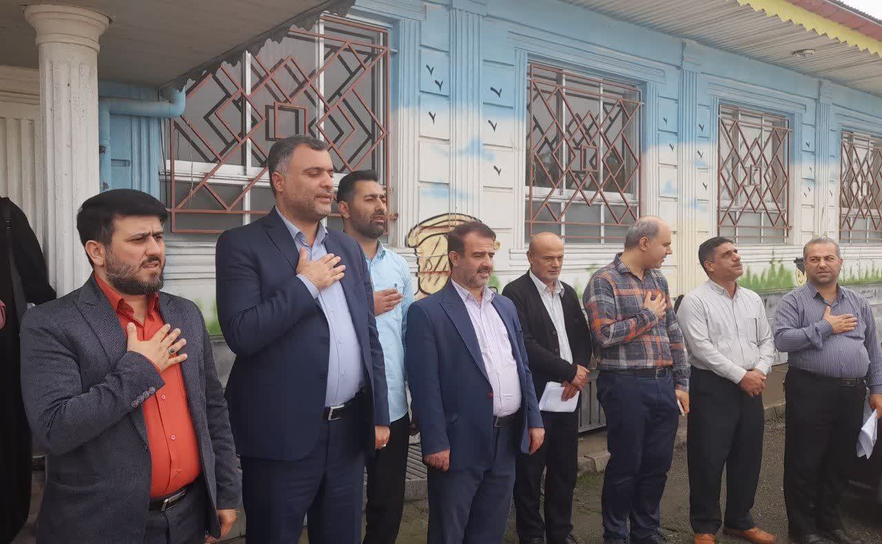 اهتزاز پرچم مقدس جمهوری اسلامی ایران و ترسیم نقشه ایران در مدارس تولمات