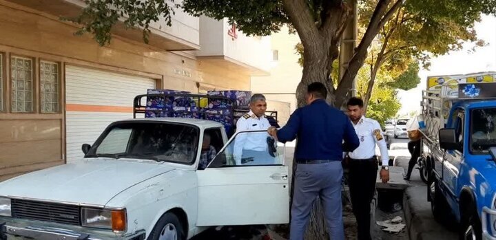 برخورد قاطع با سد معبر و مشاغل مزاحم/توقیف ۹۵ خودرو بارفروشی غیرمجاز در شیراز