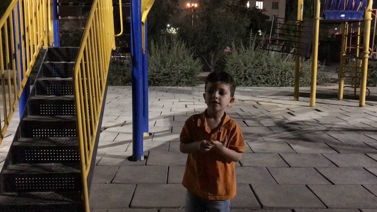 رنجش کودک شیرین زبان ۴ ساله از نداشتن سرسره در بوستان ۱۵ خرداد تهران + فیلم