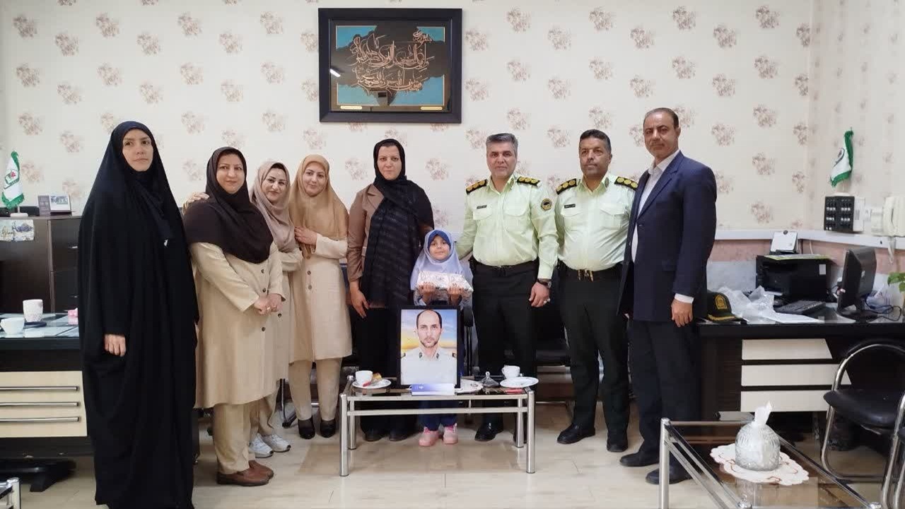 همراهی خانواده خادمان امنیت با فرزند شهید حسینیان در روز جشن شکوفه‌ها + فیلم