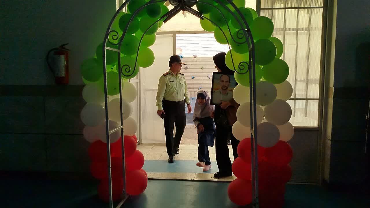 همراهی خانواده خادمان امنیت با فرزند شهید حسینیان در روز جشن شکوفهها همراهی خانواده خادمان امنیت با فرزند شهید حسینیان در روز جشن شکوفهها