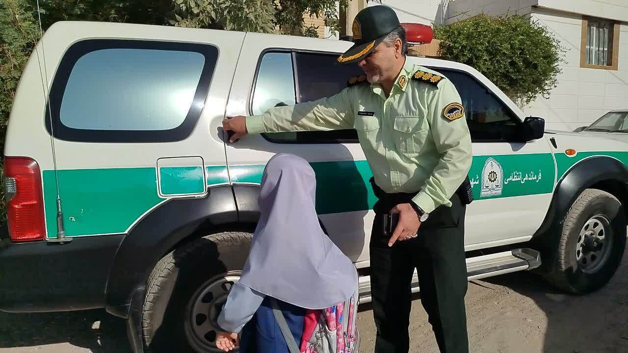 همراهی خانواده خادمان امنیت با فرزند شهید حسینیان در روز جشن شکوفهها همراهی خانواده خادمان امنیت با فرزند شهید حسینیان در روز جشن شکوفهها