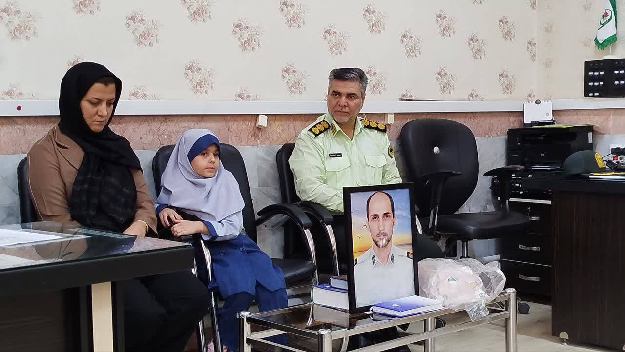 همراهی خانواده خادمان امنیت با فرزند شهید حسینیان در روز جشن شکوفهها همراهی خانواده خادمان امنیت با فرزند شهید حسینیان در روز جشن شکوفهها
