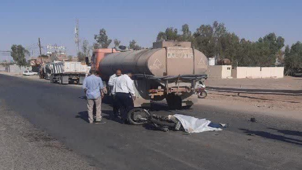 مرگ تلخ موتورسوار بی‌کلاه در برخورد با کامیون در قم