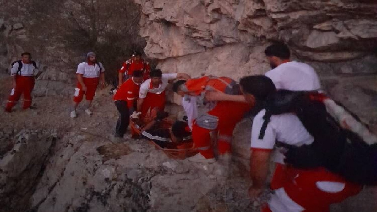 باشگاه خبرنگاران -نجات جان دو گردشگر در دره «ویژدرون» با تلاش نجاتگران هلال‌احمر ایلام