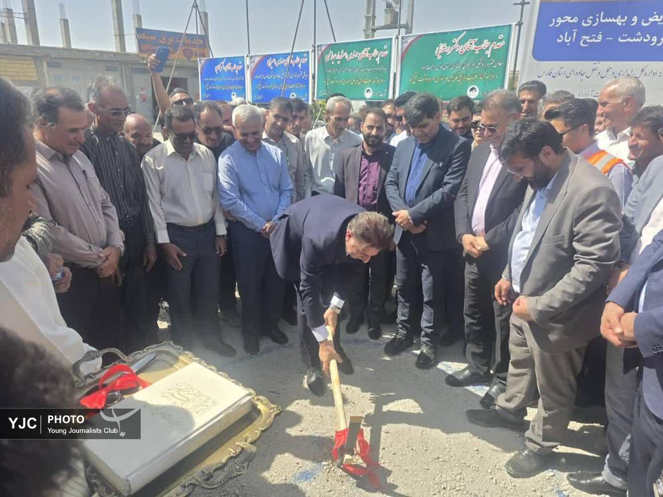 آغاز عملیات تعریض و بهسازی محور مرودشت-فتح‌آباد با پیمانکار بومی