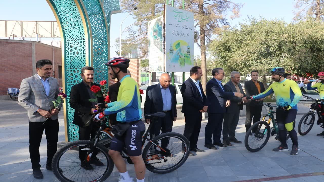 مراسم بدرقه تیم منتخب دوچرخه سواری «غریب‌الغربا» از مشهد اردهال به مشهد الرضا(ع) + عکس