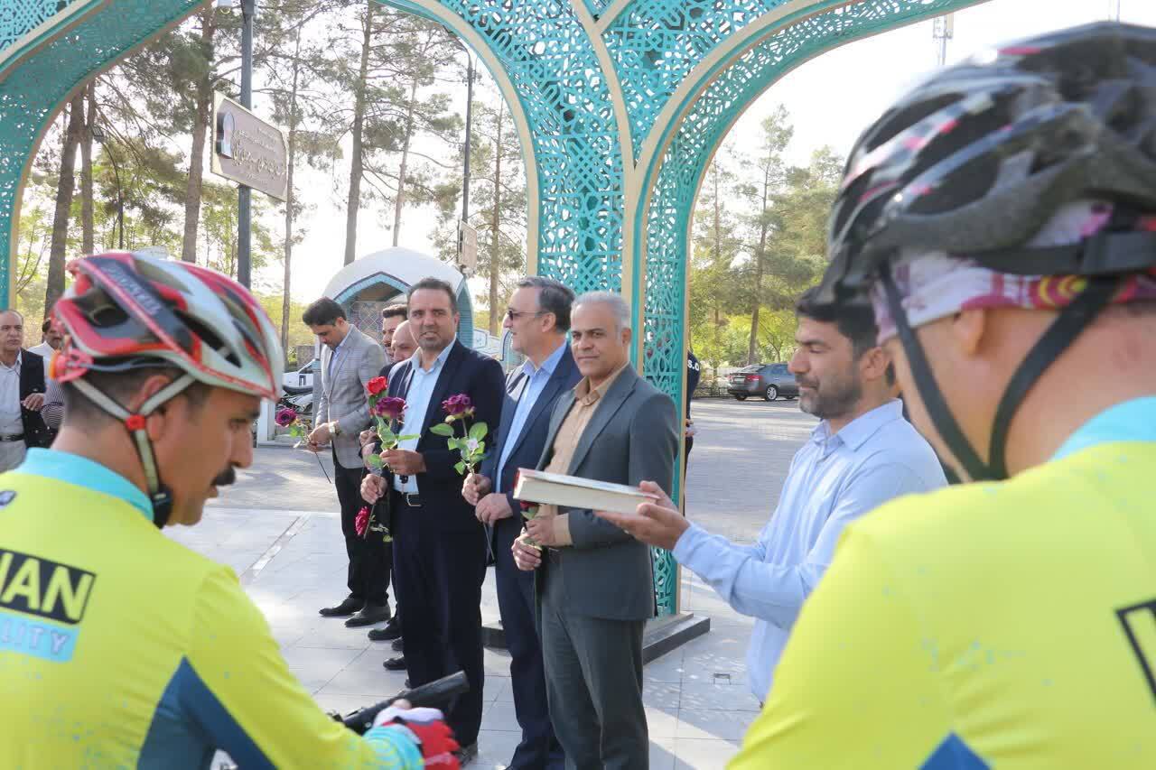 مراسم بدرقه تیم منتخب دوچرخه سواری &laquo;غریب&zwnj;الغربا&raquo; از مشهد اردهال به مشهد الرضا(ع) + عکس