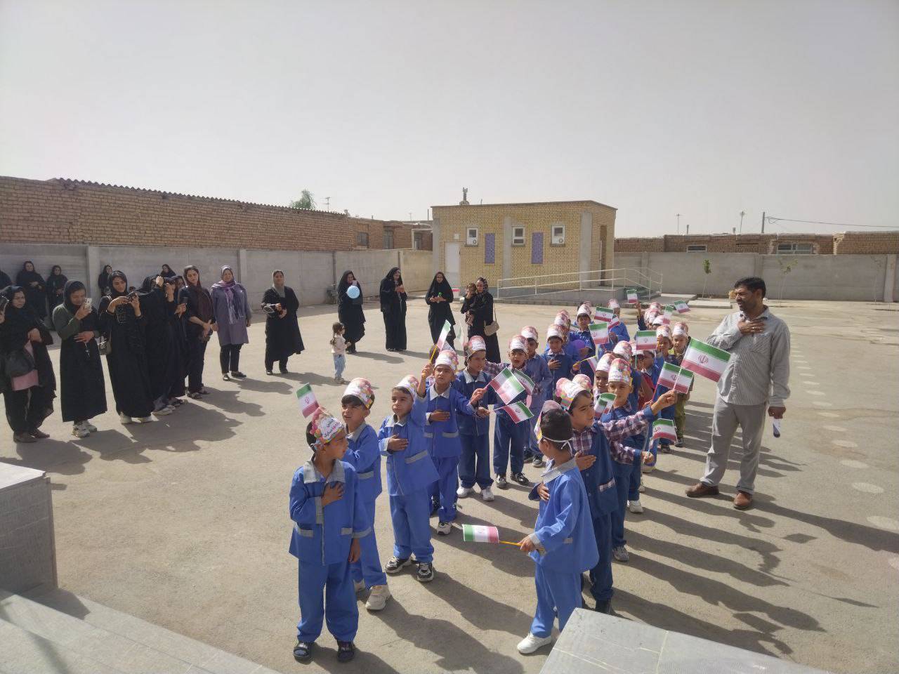 نواخته شدن زنگ شکوفه ها در مدرسه مهرعظام انابد
