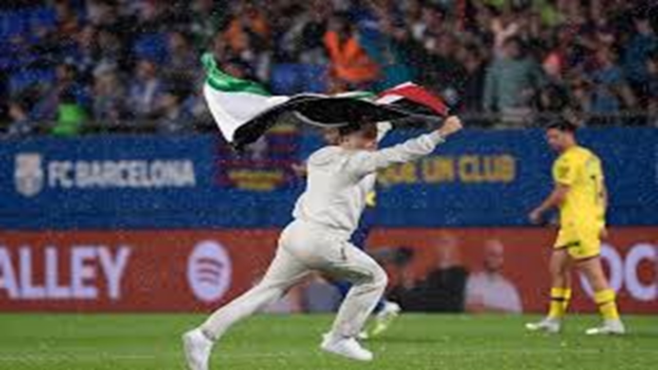 دویدن هوادار بارسلونا با پرچم فلسطین در زمین فوتبال + فیلم