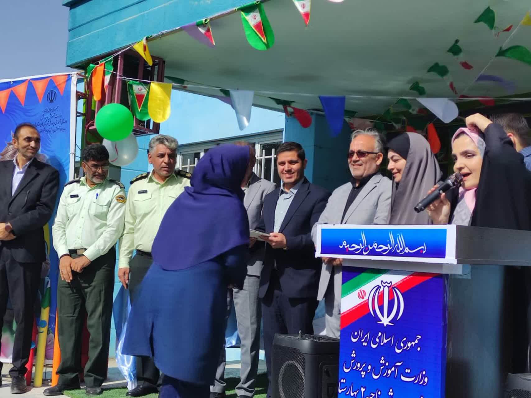 نواختن زنگ شکوفه&zwnj;ها در مدارس شهرستان بهارستان