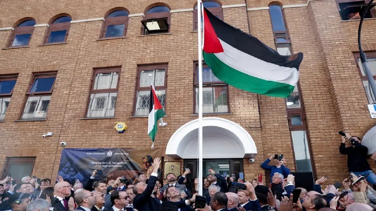 هیئت نمایندگی فلسطین در انگلیس پرچم خود را در لندن برافراشت