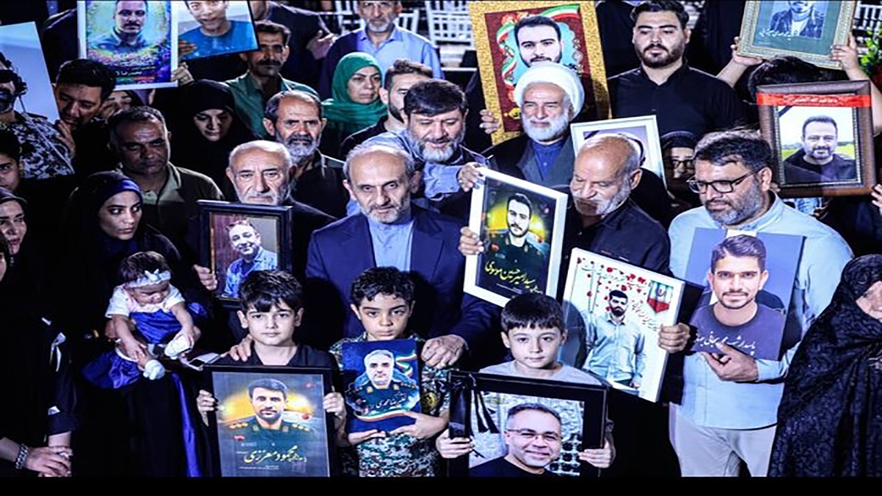 تقدیر از شهدای جنگ ۱۲روزه مقابل ساختمان شیشه‌ای