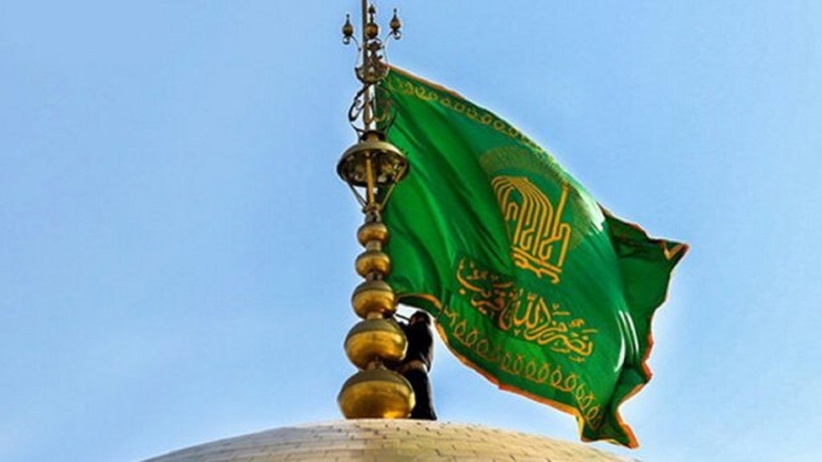 باشگاه خبرنگاران -تعویض پرچم‌ و کتیبه‌های عزا در حرم امام رضا(ع) + فیلم